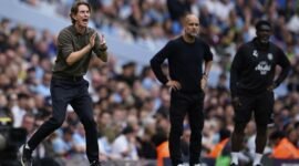 Thomas Frank (kiri) saat memberikan instruksi di laga Manchester City vs Tottenham, Sabtu (23/08/2025). (AP Photo/Dave Thompson)