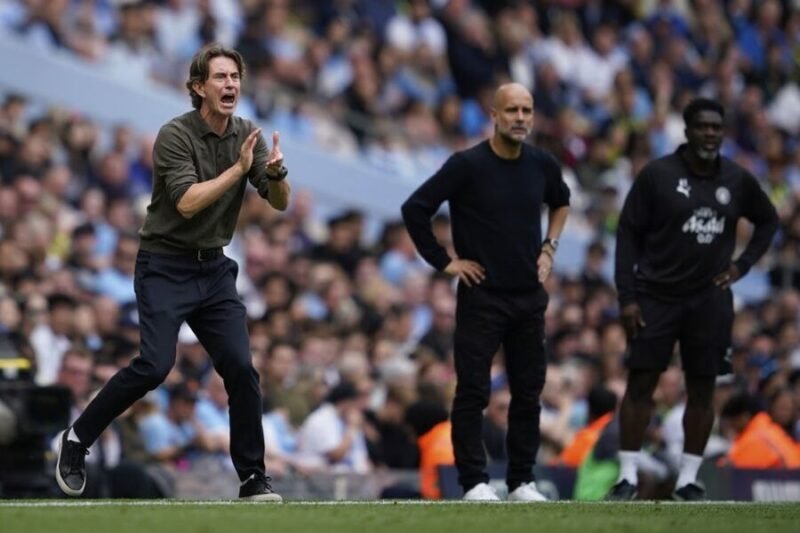 Thomas Frank (kiri) saat memberikan instruksi di laga Manchester City vs Tottenham, Sabtu (23/08/2025). (AP Photo/Dave Thompson)