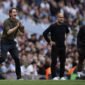 Thomas Frank (kiri) saat memberikan instruksi di laga Manchester City vs Tottenham, Sabtu (23/08/2025). (AP Photo/Dave Thompson)
