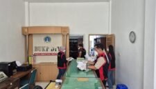 Tim penyidik Tipikor Kejari Kulon Progo saat menggeledah Kantor BUKP DIY Cabang Wates, Bendungan, Wates, Kulon Progo, Senin (25/8/2025). (Dok. Kejari Kulon Progo)

