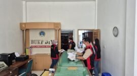 Tim penyidik Tipikor Kejari Kulon Progo saat menggeledah Kantor BUKP DIY Cabang Wates, Bendungan, Wates, Kulon Progo, Senin (25/8/2025). (Dok. Kejari Kulon Progo)

