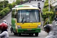 Bus Trans Jogja melintas di kawasan Jalan Layang Lempuyangan, Yogyakarta. (Antara)
