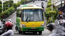 Bus Trans Jogja melintas di kawasan Jalan Layang Lempuyangan, Yogyakarta. (Antara)
