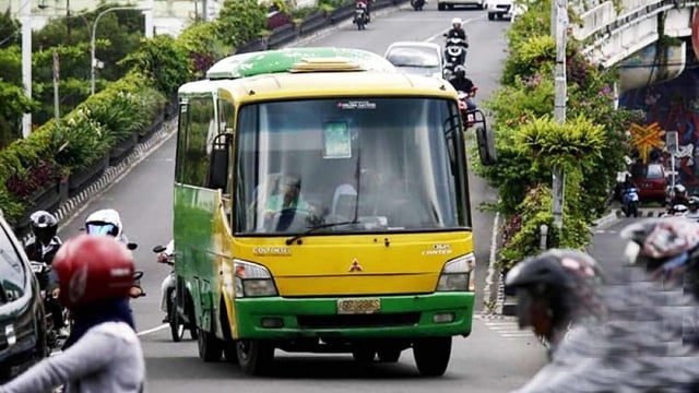 Bus Trans Jogja melintas di kawasan Jalan Layang Lempuyangan, Yogyakarta. (Antara)