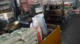 Penurunan suplai beras premium berdampak pada turunnya omzet pedagang yang selama ini memasok ke pasar, hotel, restoran, hingga katering. (Joke)
