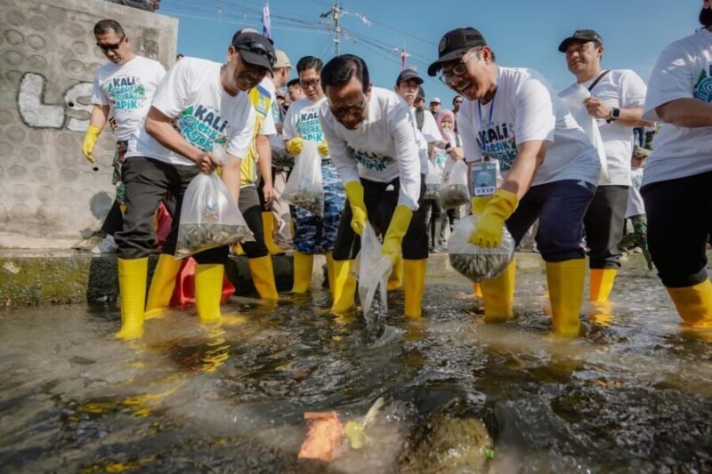 Gubernur DIY Sri Sultan Hamengku Buwono ikut turun dalam kegiatan bersih-bersih sungai dan tebar benih ikan di Sungai Code, Keparakan, Mergangsan, Yogyakarta, Jumat (19/9/2025). (Dok Humas Pemda DIY)
