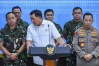 Menteri Pertahanan Sjafrie Sjamsoeddin (ketiga kiri) didampingi Panglima TNI Jenderal TNI Agus Subiyanto (kiri), KSAU Marsekal TNI M. Tonny Harjono (kedua kiri), KSAL Laksamana TNI Muhammad Ali (ketiga kanan) KSAD Jenderal TNI Maruli Simanjuntak (kedua kanan), Kapolri Jenderal Pol Listyo Sigit Prabowo (kanan), menyampaikan keterangan pers usai mengikuti Sidang Paripurna Kabinet Merah Putih di Kantor Presiden, Jakarta, Minggu (31/8/2025). (Antara)