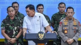 Menteri Pertahanan Sjafrie Sjamsoeddin (ketiga kiri) didampingi Panglima TNI Jenderal TNI Agus Subiyanto (kiri), KSAU Marsekal TNI M. Tonny Harjono (kedua kiri), KSAL Laksamana TNI Muhammad Ali (ketiga kanan) KSAD Jenderal TNI Maruli Simanjuntak (kedua kanan), Kapolri Jenderal Pol Listyo Sigit Prabowo (kanan), menyampaikan keterangan pers usai mengikuti Sidang Paripurna Kabinet Merah Putih di Kantor Presiden, Jakarta, Minggu (31/8/2025). (Antara)