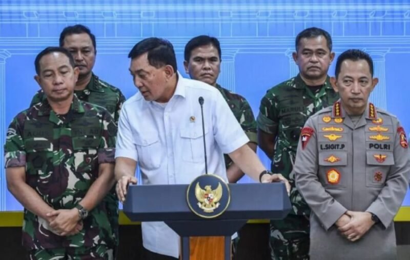 Menteri Pertahanan Sjafrie Sjamsoeddin (ketiga kiri) didampingi Panglima TNI Jenderal TNI Agus Subiyanto (kiri), KSAU Marsekal TNI M. Tonny Harjono (kedua kiri), KSAL Laksamana TNI Muhammad Ali (ketiga kanan) KSAD Jenderal TNI Maruli Simanjuntak (kedua kanan), Kapolri Jenderal Pol Listyo Sigit Prabowo (kanan), menyampaikan keterangan pers usai mengikuti Sidang Paripurna Kabinet Merah Putih di Kantor Presiden, Jakarta, Minggu (31/8/2025). (Antara)