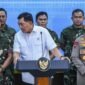 Menteri Pertahanan Sjafrie Sjamsoeddin (ketiga kiri) didampingi Panglima TNI Jenderal TNI Agus Subiyanto (kiri), KSAU Marsekal TNI M. Tonny Harjono (kedua kiri), KSAL Laksamana TNI Muhammad Ali (ketiga kanan) KSAD Jenderal TNI Maruli Simanjuntak (kedua kanan), Kapolri Jenderal Pol Listyo Sigit Prabowo (kanan), menyampaikan keterangan pers usai mengikuti Sidang Paripurna Kabinet Merah Putih di Kantor Presiden, Jakarta, Minggu (31/8/2025). (Antara)
