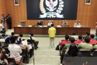 Ketua BEM Universitas Indonesia Agus Setiawan menyampaikan aspirasi di hadapan Wakil Ketua DPR RI Sufmi Dasco Ahmad, Saan Mustopa, dan Cucun Ahmad Syamsurizal di kompleks parlemen, Jakarta, Rabu (3/9/2025). (Bagus Ahmad/Antara)