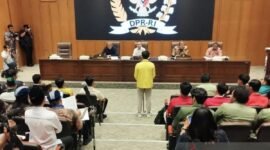 Ketua BEM Universitas Indonesia Agus Setiawan menyampaikan aspirasi di hadapan Wakil Ketua DPR RI Sufmi Dasco Ahmad, Saan Mustopa, dan Cucun Ahmad Syamsurizal di kompleks parlemen, Jakarta, Rabu (3/9/2025). (Bagus Ahmad/Antara)