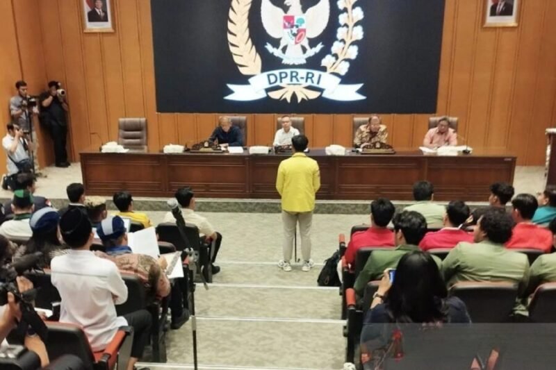 Ketua BEM Universitas Indonesia Agus Setiawan menyampaikan aspirasi di hadapan Wakil Ketua DPR RI Sufmi Dasco Ahmad, Saan Mustopa, dan Cucun Ahmad Syamsurizal di kompleks parlemen, Jakarta, Rabu (3/9/2025). (Bagus Ahmad/Antara)