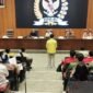 Ketua BEM Universitas Indonesia Agus Setiawan menyampaikan aspirasi di hadapan Wakil Ketua DPR RI Sufmi Dasco Ahmad, Saan Mustopa, dan Cucun Ahmad Syamsurizal di kompleks parlemen, Jakarta, Rabu (3/9/2025). (Bagus Ahmad/Antara)