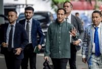 Mendikbudristek 2019-2024 Nadiem Makarim didampingi kuasa hukum Hotman Paris menyapa wartawan saat berjalan menuju ruang pemeriksaan di Jampidsus, Kejaksaan Agung, Jakarta, Kamis (4/9/2025). (Antara)