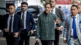 Mendikbudristek 2019-2024 Nadiem Makarim didampingi kuasa hukum Hotman Paris menyapa wartawan saat berjalan menuju ruang pemeriksaan di Jampidsus, Kejaksaan Agung, Jakarta, Kamis (4/9/2025). (Antara)