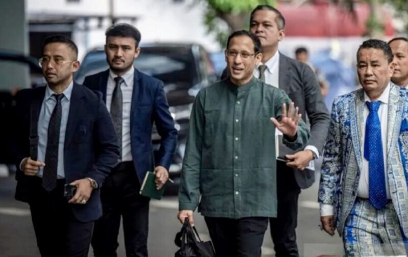 Mendikbudristek 2019-2024 Nadiem Makarim didampingi kuasa hukum Hotman Paris menyapa wartawan saat berjalan menuju ruang pemeriksaan di Jampidsus, Kejaksaan Agung, Jakarta, Kamis (4/9/2025). (Antara)