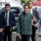 Mendikbudristek 2019-2024 Nadiem Makarim didampingi kuasa hukum Hotman Paris menyapa wartawan saat berjalan menuju ruang pemeriksaan di Jampidsus, Kejaksaan Agung, Jakarta, Kamis (4/9/2025). (Antara)
