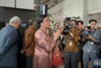 Sri Mulyani membuat gestur menyalami saat tiba di Kementerian Keuangan, Selasa (9/9/2025). (Joke)