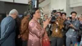 Sri Mulyani membuat gestur menyalami saat tiba di Kementerian Keuangan, Selasa (9/9/2025). (Joke)