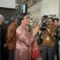 Sri Mulyani membuat gestur menyalami saat tiba di Kementerian Keuangan, Selasa (9/9/2025). (Joke)