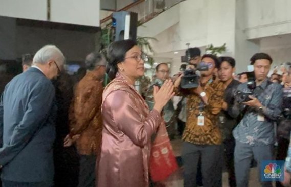 Sri Mulyani membuat gestur menyalami saat tiba di Kementerian Keuangan, Selasa (9/9/2025). (Joke)