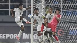 Pemain Timnas Indonesia Robi Darwis (kiri) menghalau bola yang dibidik pemain Korsel Park Seungho dalam laga kualifikasi Grup J Piala Asia U-23 2026 di Stadion Gelora Delta Sidoarjo, Selasa (9/9/2925). (Antara)