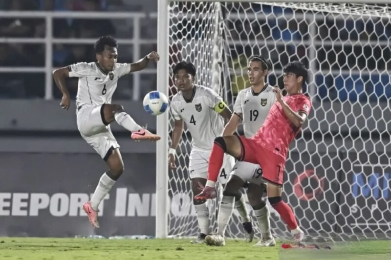 Pemain Timnas Indonesia Robi Darwis (kiri) menghalau bola yang dibidik pemain Korsel Park Seungho dalam laga kualifikasi Grup J Piala Asia U-23 2026 di Stadion Gelora Delta Sidoarjo, Selasa (9/9/2925). (Antara)