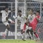 Pemain Timnas Indonesia Robi Darwis (kiri) menghalau bola yang dibidik pemain Korsel Park Seungho dalam laga kualifikasi Grup J Piala Asia U-23 2026 di Stadion Gelora Delta Sidoarjo, Selasa (9/9/2925). (Antara)