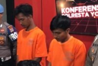 Pelempar bom molotov ARS (kanan) dan ASDP pembuat bom saat dihadirkan dalam jumpa pers di Mapolresta Jogja. (Joke)