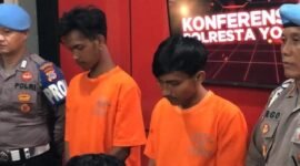 Pelempar bom molotov ARS (kanan) dan ASDP pembuat bom saat dihadirkan dalam jumpa pers di Mapolresta Jogja. (Joke)