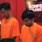 Pelempar bom molotov ARS (kanan) dan ASDP pembuat bom saat dihadirkan dalam jumpa pers di Mapolresta Jogja. (Joke)
