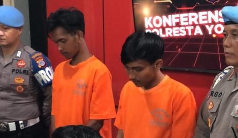 Pelempar bom molotov ARS (kanan) dan ASDP pembuat bom saat dihadirkan dalam jumpa pers di Mapolresta Jogja. (Joke)