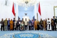 Presiden Prabowo Subianto menerima kedatangan sejumlah tokoh Gerakan Nurani Bangsa untuk berdialog dengan mereka di Istana Kepresidenan di Jakarta, Kamis (11/9/2025). (Tim Media Presiden Prabowo Subianto)