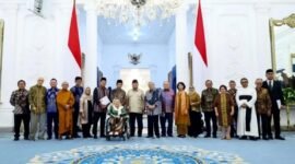 Presiden Prabowo Subianto menerima kedatangan sejumlah tokoh Gerakan Nurani Bangsa untuk berdialog dengan mereka di Istana Kepresidenan di Jakarta, Kamis (11/9/2025). (Tim Media Presiden Prabowo Subianto)