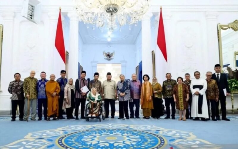 Presiden Prabowo Subianto menerima kedatangan sejumlah tokoh Gerakan Nurani Bangsa untuk berdialog dengan mereka di Istana Kepresidenan di Jakarta, Kamis (11/9/2025). (Tim Media Presiden Prabowo Subianto)