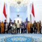 Presiden Prabowo Subianto menerima kedatangan sejumlah tokoh Gerakan Nurani Bangsa untuk berdialog dengan mereka di Istana Kepresidenan di Jakarta, Kamis (11/9/2025). (Tim Media Presiden Prabowo Subianto)