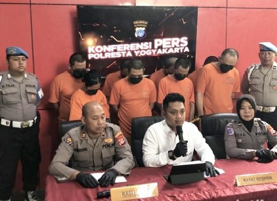 Jumpa pers penangkapan sindikat pembuat SIM palsu oleh Polresta Yogyakarta, Senin (22/9/2025). (Joke)