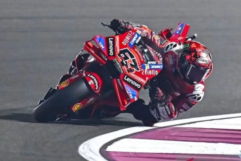 Pebalap Italia Francesco Bagnaia dari Tim Ducati Lenovo dalam sesi latihan MotoGP Grand Prix Qat. (Xinhua/Nikku)