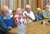 Istri diplomat muda Kemenlu RI Arya Daru Pangayunan, Meta Ayu Puspitantri (ketiga kiri), didampingi keluarga saat memberikan keterangan pers di Yogyakarta, Sabtu (27/9/2025). (Antara)