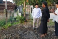 Hasto bersama masyarakat Kampung Tegal Gendu berjalan kaki dari Masjid Al Mukmin ke lokasi lahan milik Pemkot Yogyakarta. (Joke)