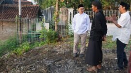 Hasto bersama masyarakat Kampung Tegal Gendu berjalan kaki dari Masjid Al Mukmin ke lokasi lahan milik Pemkot Yogyakarta. (Joke)