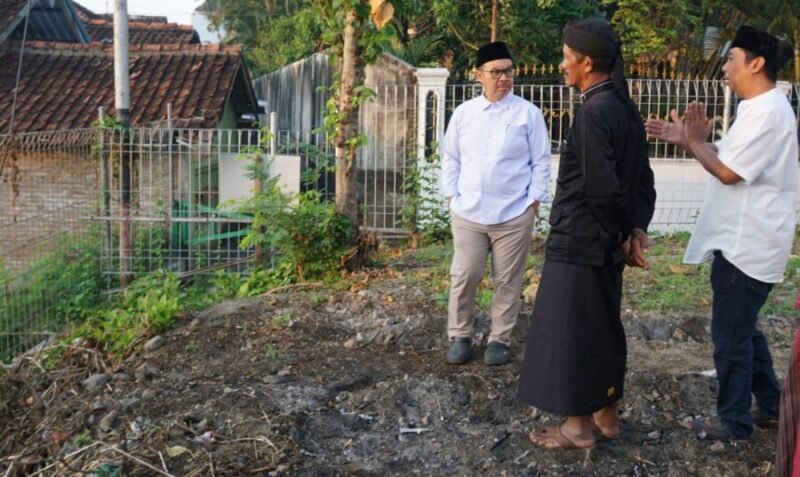 Hasto bersama masyarakat Kampung Tegal Gendu berjalan kaki dari Masjid Al Mukmin ke lokasi lahan milik Pemkot Yogyakarta. (Joke)