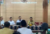 Wali Kota Yogyakarta, Hasto Wardoyo, memberi arahan terkait pengelolaan sampah dalam kunjungan kerja ke Kemantren Kraton, Senin (8/9/2025). (Dok Pemkot Jogja)