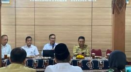 Wali Kota Yogyakarta, Hasto Wardoyo, memberi arahan terkait pengelolaan sampah dalam kunjungan kerja ke Kemantren Kraton, Senin (8/9/2025). (Dok Pemkot Jogja)