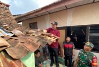 Wali Kota Yogyakarta Hasto Wardoyo melihat kondisi rumah Bambang Znur Cahyadi di Panembahan, Kraton, Minggu (21/9/2025). (Joke)