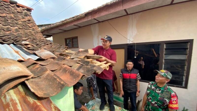 Wali Kota Yogyakarta Hasto Wardoyo melihat kondisi rumah Bambang Znur Cahyadi di Panembahan, Kraton, Minggu (21/9/2025). (Joke)