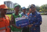 Wali Kota Yogyakarta Hasto Wardoyo memberikan penghargaan kepada juru parkir Bambang Nurulisa. (Dok Pemkot)