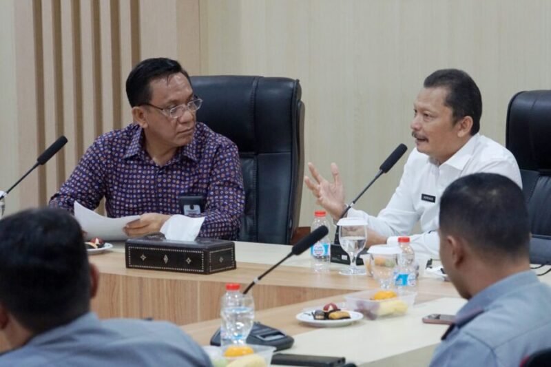 Wakil Wali Kota Yogyakarta Wawan Harmawan bersama Asisten Deputi Koordinasi Kerja Sama Kelembagaan Keimigrasian dan Pemasyarakatan Kemenko Kumham Imipas, Herdaus. (Dok Pemkot)