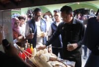 Wakil Wali Kota Yogyakarta Wawan Harmawan dan President Director Pertamina Foundation, Agus Mashud Asngari, saat meninjau salah satu gerai UMKM. (Dok Pemkot)